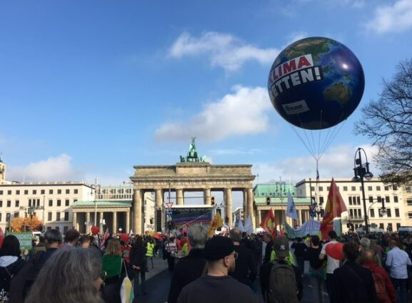 Großer Ballon mit Aufschrift Klima retten! vor dem Brandenburger Tor