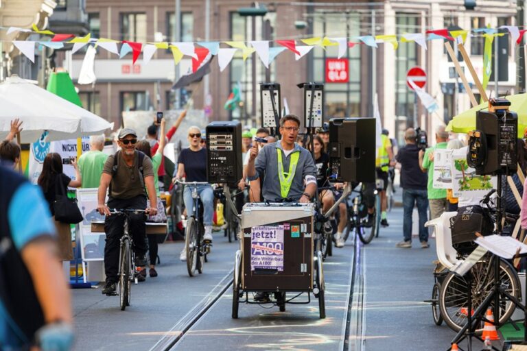 Lastenrad Taufan in Aktion auf dem Fahrrad-Zubringer